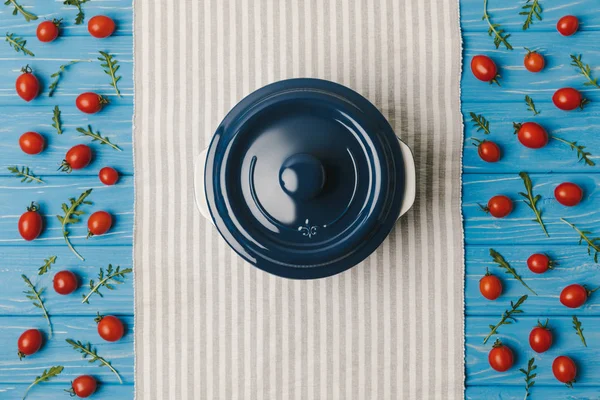 Top view of cherry tomatoes with arugula and pan on napkin — Stock Photo