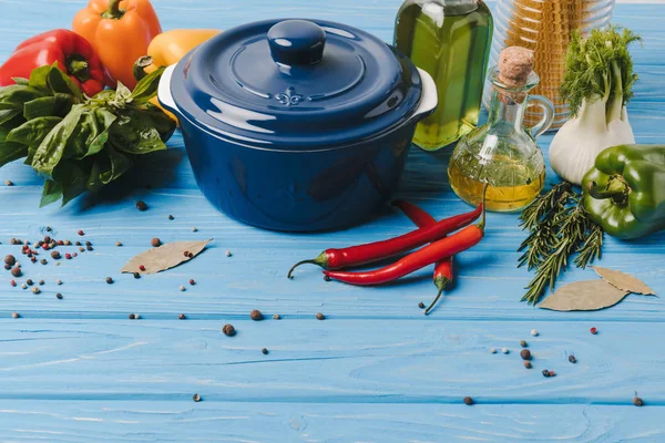 Високий кут зору інгредієнтів для приготування макаронних виробів з овочами на столі — стокове фото