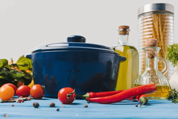 Ingredienti per la preparazione della pasta con verdure in tavola — Foto stock
