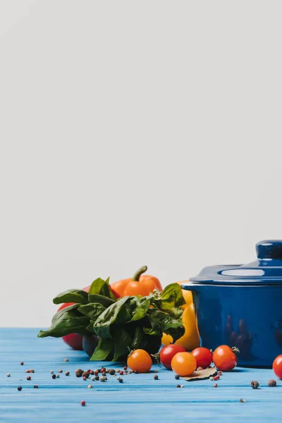 Sartén con verduras orgánicas maduras en la mesa - foto de stock