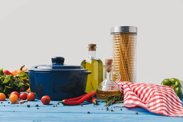 Ingredientes para cocinar pasta y sartén en la mesa - foto de stock