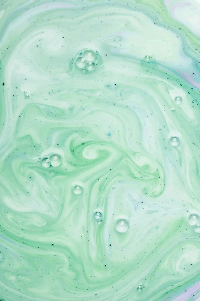 Fond vert abstrait avec peinture et bulles — Photo de stock