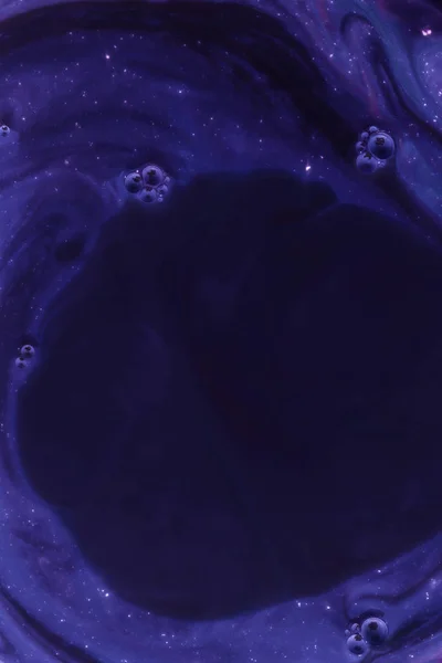 Abstracto fondo púrpura oscuro con pintura y burbujas - foto de stock