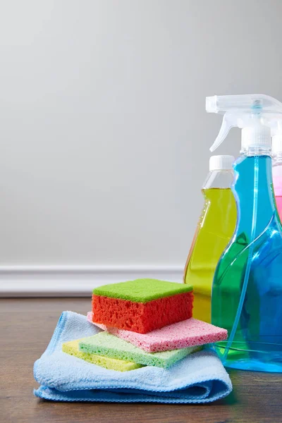 Bottiglie con liquidi antisettici e stracci per la pulizia primaverile — Foto stock