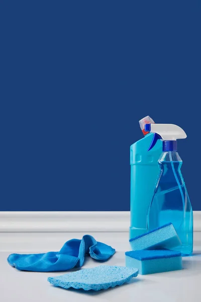 Spray, trapos y esponjas de lavado para la limpieza de primavera en azul - foto de stock