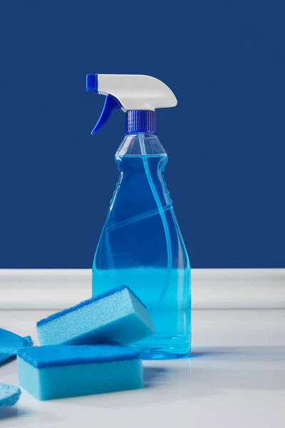 Spray blu e spugne di lavaggio per la pulizia primaverile — Foto stock