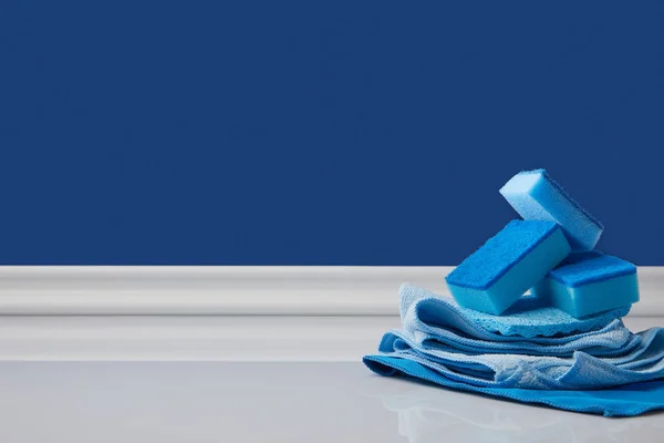 Esponjas e trapos azuis para limpeza de molas — Fotografia de Stock