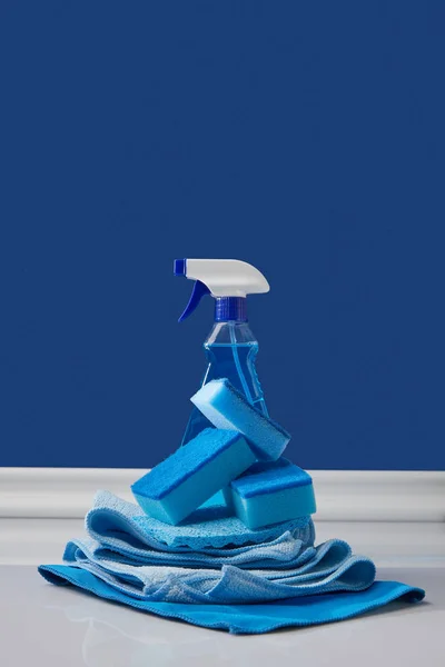 Esponjas azules, trapos y spray para la limpieza de primavera — Stock Photo