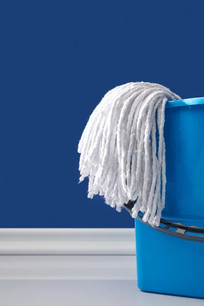 Pano e balde azul para limpeza de primavera — Fotografia de Stock