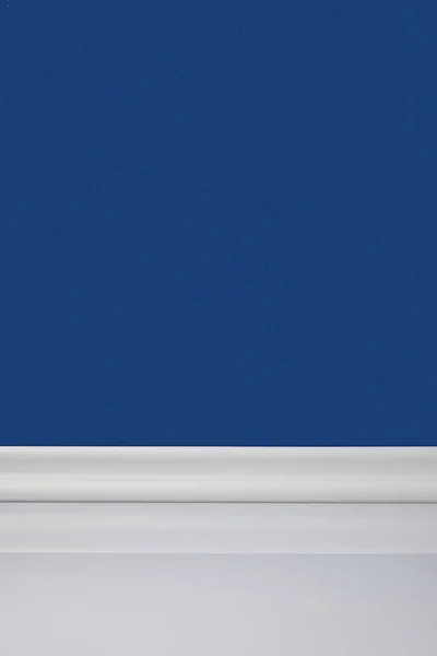 Mur bleu et plancher blanc dans la chambre — Photo de stock