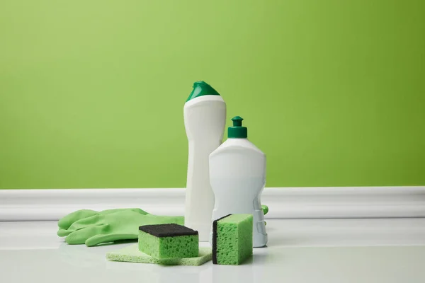 Botellas y esponjas de lavado para la limpieza de primavera - foto de stock