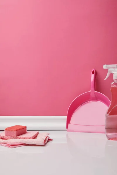 Trapos rosados, esponja y spray para la limpieza de primavera — Stock Photo