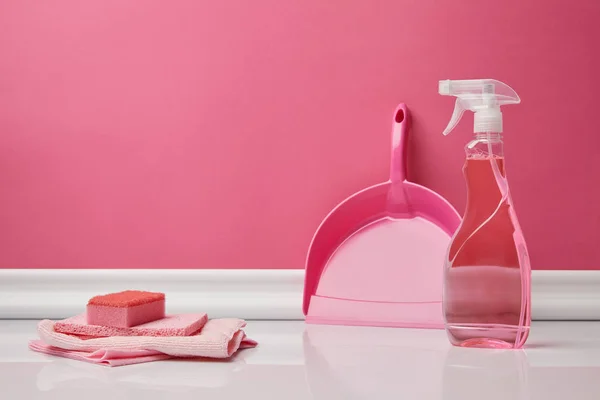 Chiffons roses, éponge et cuillère pour le nettoyage du printemps — Photo de stock