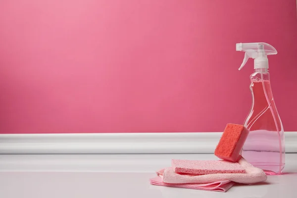 Éponge de lavage rose, chiffons et pulvérisation pour le nettoyage du printemps — Photo de stock