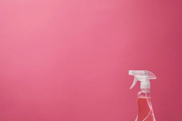 Vaporisateur avec liquide antiseptique isolé sur rose — Photo de stock