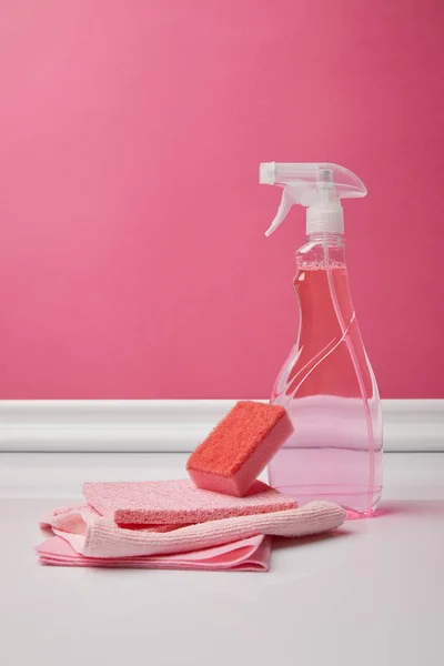 Éponge de lavage, chiffons et pulvérisation pour le nettoyage du printemps — Photo de stock