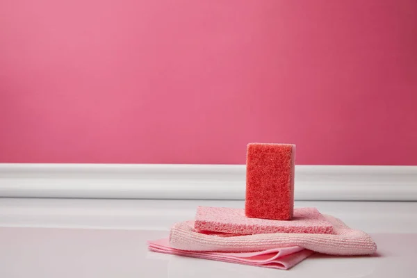 Éponge de lavage et chiffons pour le nettoyage de printemps sur rose — Photo de stock