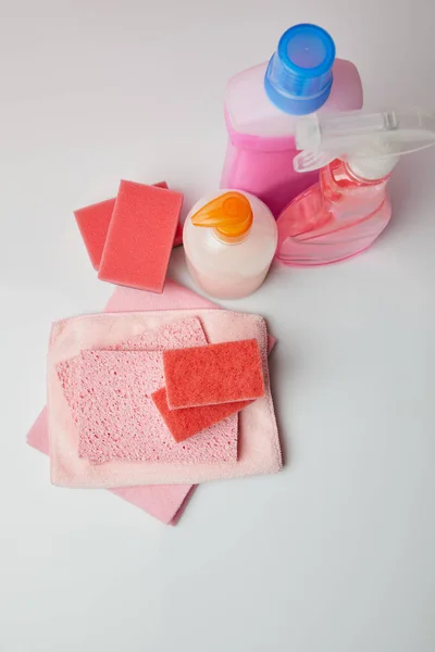 Visão de alto ângulo de suprimentos domésticos para limpeza de molas no piso branco — Fotografia de Stock