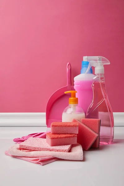 Suprimentos domésticos para limpeza de primavera em rosa — Fotografia de Stock