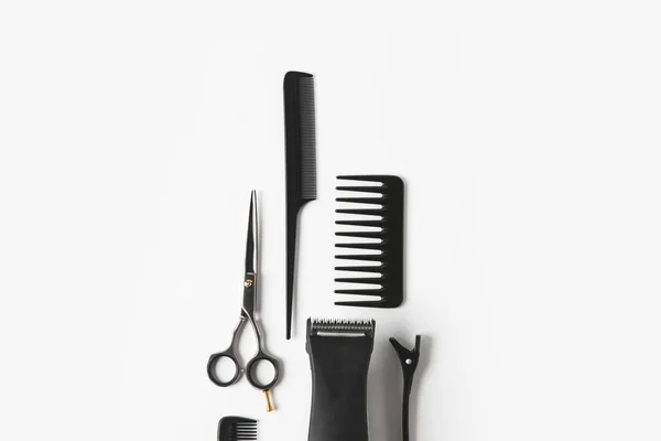 Deitado plano com máquina de cabelo e ferramentas de cabeleireiro, em branco — Fotografia de Stock