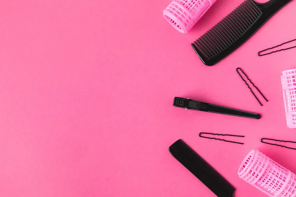 Vue de dessus des outils de coiffure, isolé sur rose — Photo de stock