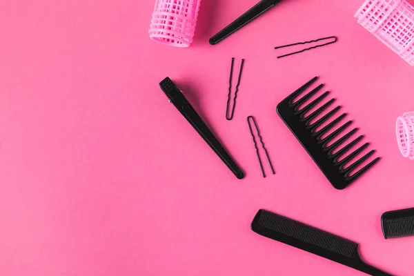 Flache Lage mit Lockenwicklern und Friseurwerkzeugen, auf rosa — Stockfoto