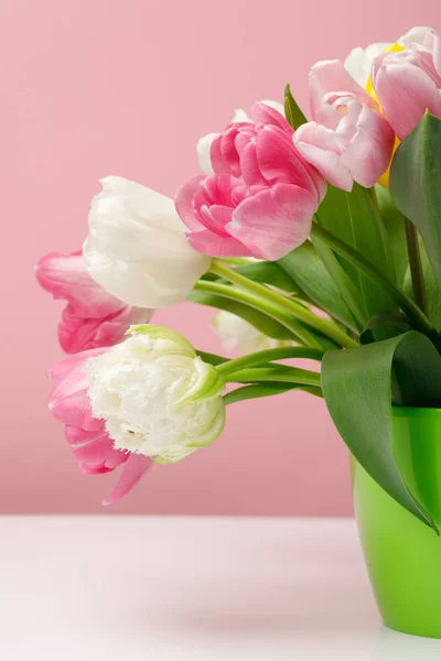 Bouquet of spring tulips in vase on pink background — Stock Photo
