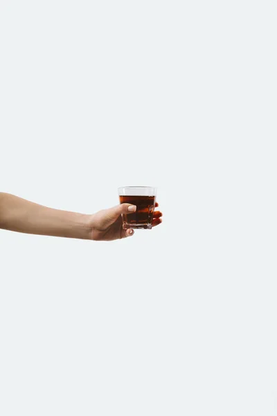 Abgeschnittene Ansicht von Hand haltendem Glas mit Morgenkaffee, isoliert auf Weiß — Stockfoto