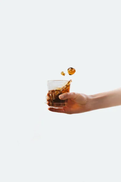 Vista parcial del vaso de mano con gotas de café, aislado en blanco - foto de stock