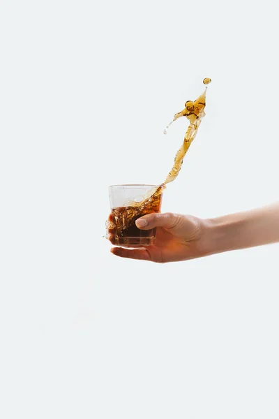 Abgeschnittene Ansicht von Hand haltendem Glas mit einem Spritzer Kaffee, isoliert auf Weiß — Stockfoto