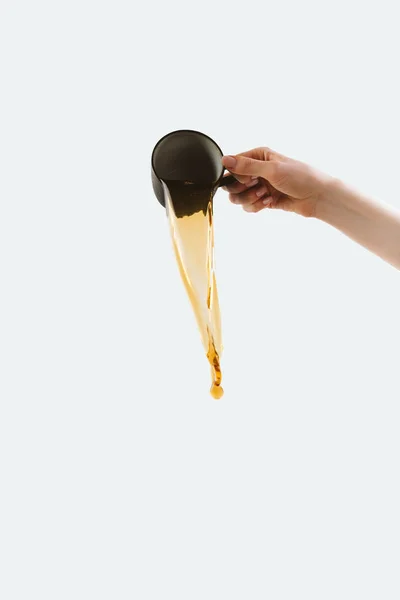 Visão parcial da mão derramando café quente, isolado em branco — Fotografia de Stock