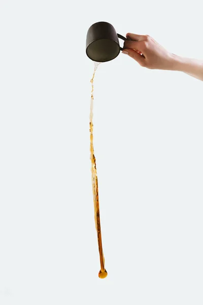 Vista cortada de mão derramando café, isolado em branco — Fotografia de Stock