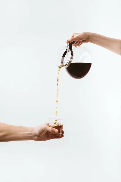 Обрізаний вид рук з кавовим горщиком і склом, ізольований на білому — стокове фото