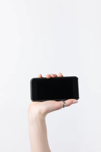 Abgeschnittene Aufnahme einer Frau mit Smartphone und flachem Bildschirm isoliert auf Weiß — Stockfoto