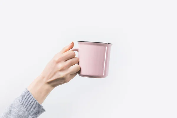 Tiro cortado de mulher segurando caneca rosa na mão isolado em branco — Fotografia de Stock