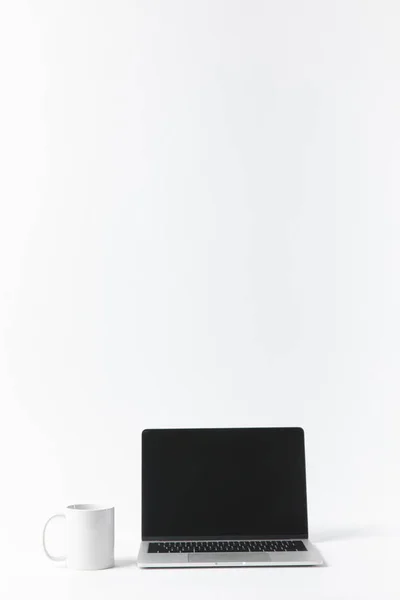 Vue rapprochée de l'ordinateur portable avec écran blanc, isolé sur blanc — Photo de stock