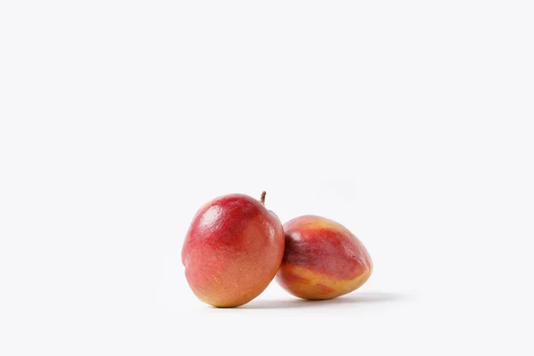 Vista ravvicinata di frutti di mango freschi isolati su bianco — Foto stock