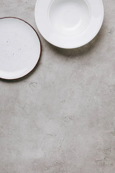 Vue de dessus des plaques vides sur la table en béton — Photo de stock