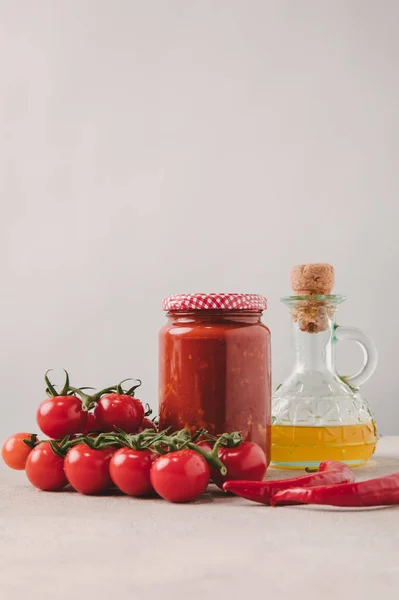 Gros plan sur les ingrédients de la cuisine italienne à la surface du béton — Photo de stock