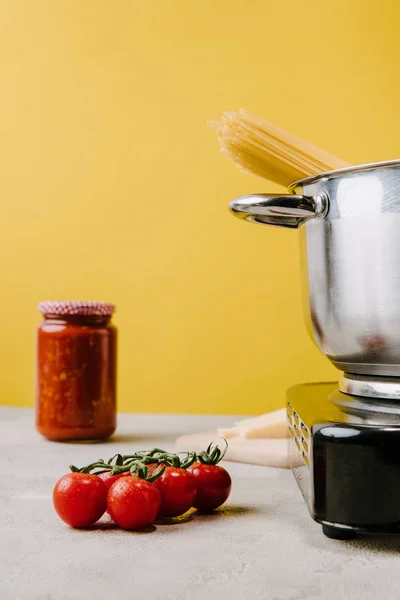 Primo piano di ingredienti per la pasta su un tavolo di cemento — Foto stock