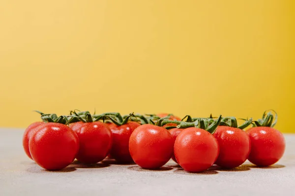 Primer plano de tomates cherry en amarillo - foto de stock