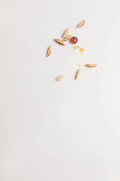 Vue de dessus de l'amande et du raisin isolé sur blanc — Photo de stock