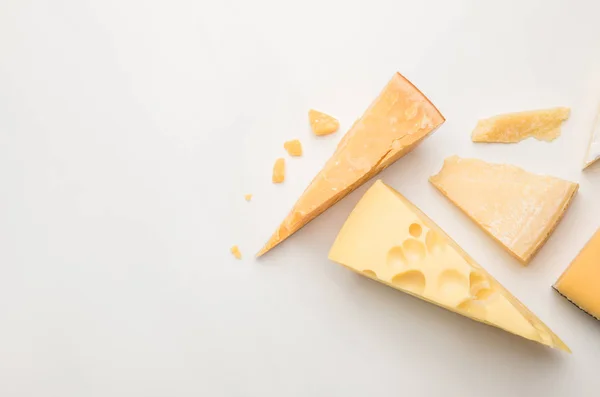 Vista superior de vários tipos de queijo em branco — Fotografia de Stock