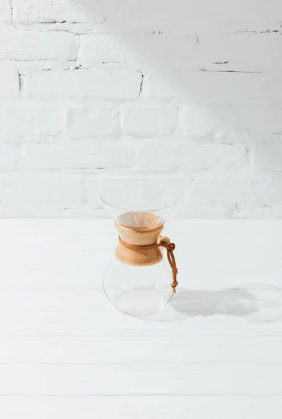 Vue grand angle de chemex vide sur table blanche — Photo de stock