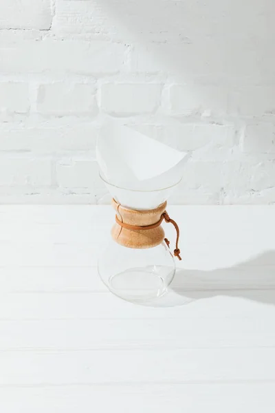 Vue grand angle de chemex vide avec cône filtrant — Photo de stock