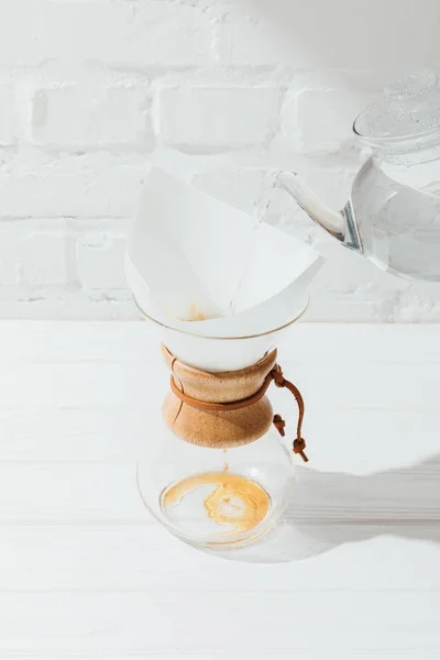 Vue grand angle de verser de l'eau chaude de la bouilloire dans chemex avec cône filtrant — Photo de stock