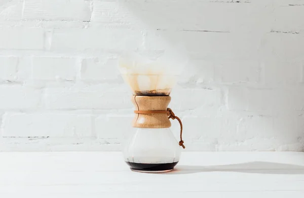 Vista frontal de café alternativo em chemex com cone de filtro — Fotografia de Stock