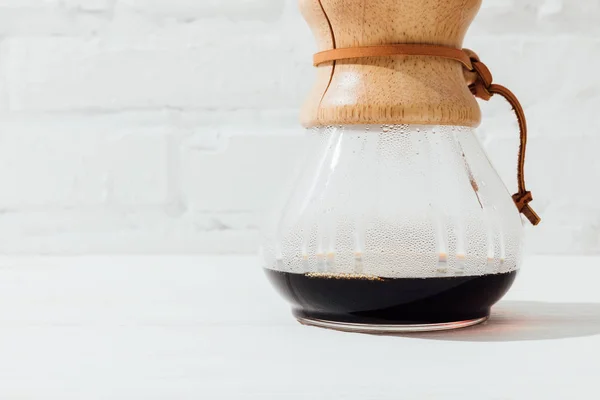 Nahaufnahme von alternativem Kaffee in Chemex mit Filterkegel — Stockfoto