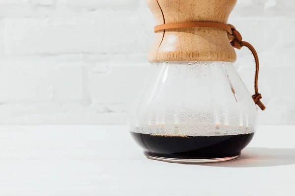 Primer plano de café alternativo en chemex con cono de filtro - foto de stock