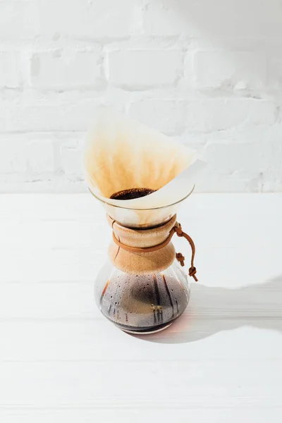 Vue grand angle du café alternatif en chemex avec cône filtrant — Photo de stock